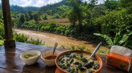Semangkuk kapurung khas Sulawesi disajikan hangat di Warung Mbak Rezki, Sangeran, Kecamatan Anggeraja, dengan latar pemandangan sungai dan perbukitan hijau yang memanjakan mata.