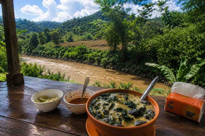 Semangkuk kapurung khas Sulawesi disajikan hangat di Warung Mbak Rezki, Sangeran, Kecamatan Anggeraja, dengan latar pemandangan sungai dan perbukitan hijau yang memanjakan mata.