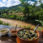 Semangkuk kapurung khas Sulawesi disajikan hangat di Warung Mbak Rezki, Sangeran, Kecamatan Anggeraja, dengan latar pemandangan sungai dan perbukitan hijau yang memanjakan mata.