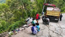 Warga bersama petugas berupaya mengevakuasi mobil yang terjun ke area pembuangan sampah di Jalan Poros Cakke–Baraka, Tinabang, Senin sore.