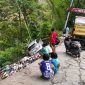 Warga bersama petugas berupaya mengevakuasi mobil yang terjun ke area pembuangan sampah di Jalan Poros Cakke–Baraka, Tinabang, Senin sore.