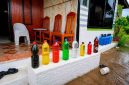 Botol berisi cairan berwarna dipasang warga Kalosi di sekitar teras rumah sebagai cara sederhana mengusir ayam dan melindungi tanaman bunga dari gangguan hama.