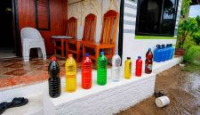 Botol berisi cairan berwarna dipasang warga Kalosi di sekitar teras rumah sebagai cara sederhana mengusir ayam dan melindungi tanaman bunga dari gangguan hama.