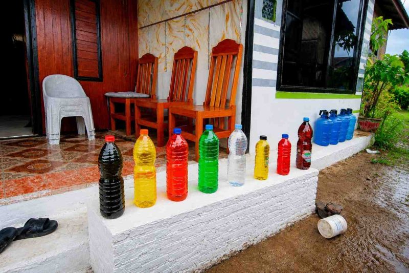 Botol berisi cairan berwarna dipasang warga Kalosi di sekitar teras rumah sebagai cara sederhana mengusir ayam dan melindungi tanaman bunga dari gangguan hama.