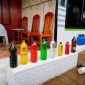 Botol berisi cairan berwarna dipasang warga Kalosi di sekitar teras rumah sebagai cara sederhana mengusir ayam dan melindungi tanaman bunga dari gangguan hama.