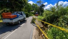 Kondisi jalan di Bubun Bia, Kecamatan Baroko, yang tergerus air akibat hujan deras selama dua hari terakhir. Pengendara terpaksa melintas bergantian karena sebagian badan jalan mengalami kerusakan dan telah dipasangi tanda peringatan.