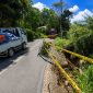 Kondisi jalan di Bubun Bia, Kecamatan Baroko, yang tergerus air akibat hujan deras selama dua hari terakhir. Pengendara terpaksa melintas bergantian karena sebagian badan jalan mengalami kerusakan dan telah dipasangi tanda peringatan.