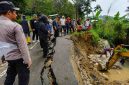 Keterangan Gambar:
Bupati Enrekang H. Muh. Yusuf Ritangnga, SE bersama BPBD, DPRD, Kepolisian dan warga meninjau langsung perbaikan jalan amblas akibat hujan deras di Bubun Bia, Kecamatan Baroko.