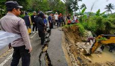 Keterangan Gambar:
Bupati Enrekang H. Muh. Yusuf Ritangnga, SE bersama BPBD, DPRD, Kepolisian dan warga meninjau langsung perbaikan jalan amblas akibat hujan deras di Bubun Bia, Kecamatan Baroko.