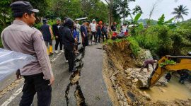 Keterangan Gambar:
Bupati Enrekang H. Muh. Yusuf Ritangnga, SE bersama BPBD, DPRD, Kepolisian dan warga meninjau langsung perbaikan jalan amblas akibat hujan deras di Bubun Bia, Kecamatan Baroko.