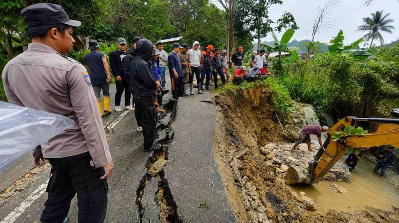 Keterangan Gambar:
Bupati Enrekang H. Muh. Yusuf Ritangnga, SE bersama BPBD, DPRD, Kepolisian dan warga meninjau langsung perbaikan jalan amblas akibat hujan deras di Bubun Bia, Kecamatan Baroko.