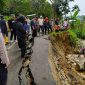 Keterangan Gambar:
Bupati Enrekang H. Muh. Yusuf Ritangnga, SE bersama BPBD, DPRD, Kepolisian dan warga meninjau langsung perbaikan jalan amblas akibat hujan deras di Bubun Bia, Kecamatan Baroko.