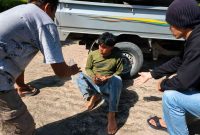 Korban kecelakaan tunggal sepeda motor mendapat pertolongan warga usai terjatuh di tikungan tajam setelah Kia Mart Belajen, Kabupaten Enrekang.