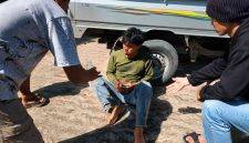 Korban kecelakaan tunggal sepeda motor mendapat pertolongan warga usai terjatuh di tikungan tajam setelah Kia Mart Belajen, Kabupaten Enrekang.