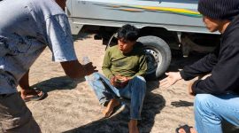 Korban kecelakaan tunggal sepeda motor mendapat pertolongan warga usai terjatuh di tikungan tajam setelah Kia Mart Belajen, Kabupaten Enrekang.