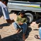 Korban kecelakaan tunggal sepeda motor mendapat pertolongan warga usai terjatuh di tikungan tajam setelah Kia Mart Belajen, Kabupaten Enrekang.