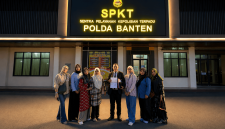 Perwakilan korban bersama kuasa hukum saat mendatangi SPKT Polda Banten untuk melaporkan dugaan penipuan investasi yang melibatkan saudara Uzha, Kamis (8/5/2026).