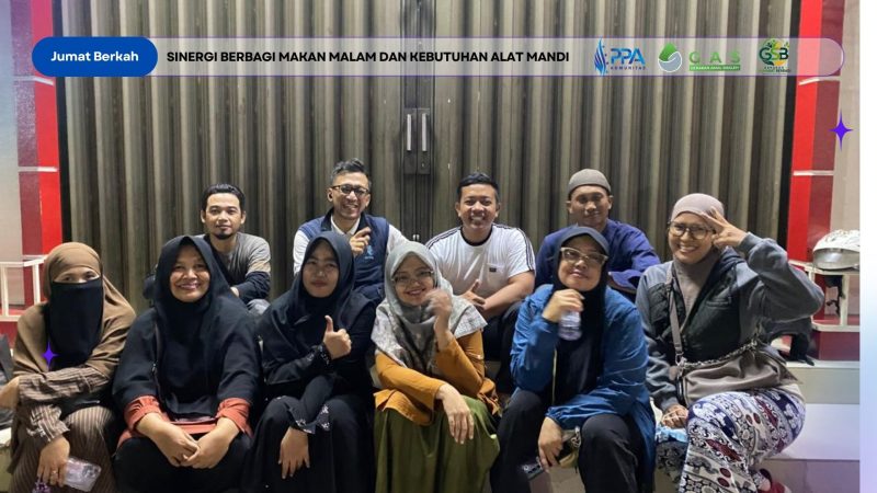 Momen kebersamaan jajaran Komunitas PPA Tangerang, Yayasan Gerakan Amal Shaleh, dan Sahabat Berbagi usai kegiatan berbagi makan malam dan penyaluran bantuan di kawasan Stasiun Kota Tangerang. Tampak hadir Priyadi (Ketua YAI Tangerang)bersama rombongan Komunitas PPA Tangerang, Robi Anggara (Presiden Gerakan Amal Shaleh), serta Supriyanti Dea (Founder Gerakan Sahabat Berbagi) bersama para relawan yang turut berpartisipasi.