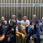 Momen kebersamaan jajaran Komunitas PPA Tangerang, Yayasan Gerakan Amal Shaleh, dan Sahabat Berbagi usai kegiatan berbagi makan malam dan penyaluran bantuan di kawasan Stasiun Kota Tangerang. Tampak hadir Priyadi (Ketua YAI Tangerang)bersama rombongan Komunitas PPA Tangerang, Robi Anggara (Presiden Gerakan Amal Shaleh), serta Supriyanti Dea (Founder Gerakan Sahabat Berbagi) bersama para relawan yang turut berpartisipasi.