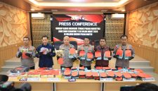 Kapolda Banten bersama jajaran menunjukkan barang bukti hasil pengungkapan kasus narkotika dalam konferensi pers di Mapolda Banten.