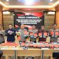 Kapolda Banten bersama jajaran menunjukkan barang bukti hasil pengungkapan kasus narkotika dalam konferensi pers di Mapolda Banten.