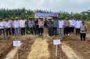 Kapolsek Pasar Kemis AKP Humaedi, S.H. (tengah) bersama Danramil Pasar Kemis Mayor Sidik Afriansah dan unsur pemerintah serta kelompok tani berfoto usai kegiatan penanaman jagung serentak di Desa Sukamantri.