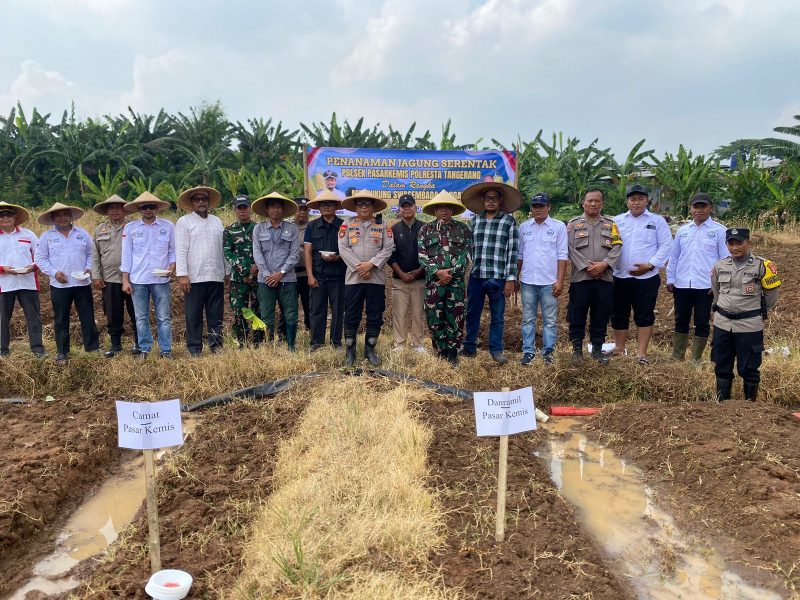 Kapolsek Pasar Kemis AKP Humaedi, S.H. (tengah) bersama Danramil Pasar Kemis Mayor Sidik Afriansah dan unsur pemerintah serta kelompok tani berfoto usai kegiatan penanaman jagung serentak di Desa Sukamantri.