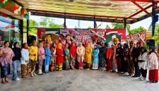 Para peserta dan pengurus Srikandi Laskar Merah Putih (LMP) Markas Daerah Provinsi Banten berfoto bersama usai peringatan Hari Kartini 2026 di Tangerang Kota, Rabu (29/4/2026).