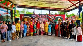 Para peserta dan pengurus Srikandi Laskar Merah Putih (LMP) Markas Daerah Provinsi Banten berfoto bersama usai peringatan Hari Kartini 2026 di Tangerang Kota, Rabu (29/4/2026).