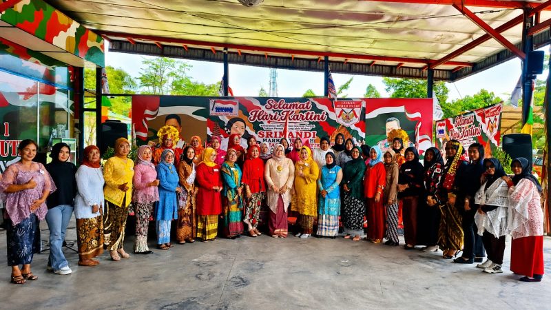 Para peserta dan pengurus Srikandi Laskar Merah Putih (LMP) Markas Daerah Provinsi Banten berfoto bersama usai peringatan Hari Kartini 2026 di Tangerang Kota, Rabu (29/4/2026).