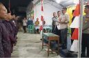 Lurah Kutabumi Ade Sunaryo memimpin prosesi pelantikan dan pengambilan sumpah jabatan Ketua RT RW 011, disaksikan unsur TNI dan Polri.