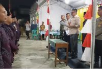 Lurah Kutabumi Ade Sunaryo memimpin prosesi pelantikan dan pengambilan sumpah jabatan Ketua RT RW 011, disaksikan unsur TNI dan Polri.