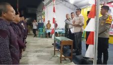 Lurah Kutabumi Ade Sunaryo memimpin prosesi pelantikan dan pengambilan sumpah jabatan Ketua RT RW 011, disaksikan unsur TNI dan Polri.