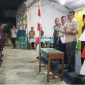 Lurah Kutabumi Ade Sunaryo memimpin prosesi pelantikan dan pengambilan sumpah jabatan Ketua RT RW 011, disaksikan unsur TNI dan Polri.