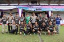 Kapolresta Tangerang Andi Muhammad Indra Waspada Amirullah (tengah) berfoto bersama tim peserta Pekan Olahraga Buruh usai pertandingan cabang sepak bola.