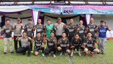 Kapolresta Tangerang Andi Muhammad Indra Waspada Amirullah (tengah) berfoto bersama tim peserta Pekan Olahraga Buruh usai pertandingan cabang sepak bola.