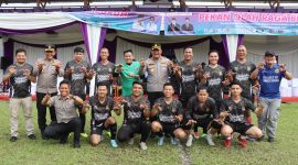 Kapolresta Tangerang Andi Muhammad Indra Waspada Amirullah (tengah) berfoto bersama tim peserta Pekan Olahraga Buruh usai pertandingan cabang sepak bola.