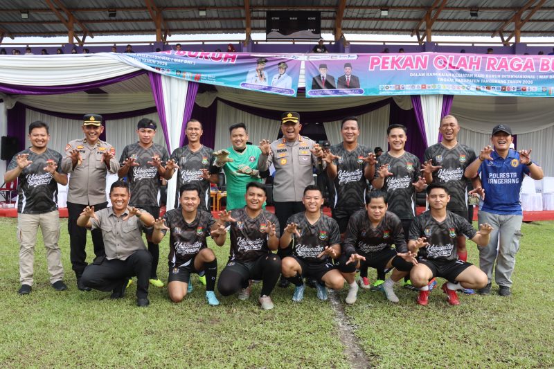 Kapolresta Tangerang Andi Muhammad Indra Waspada Amirullah (tengah) berfoto bersama tim peserta Pekan Olahraga Buruh usai pertandingan cabang sepak bola.