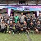 Kapolresta Tangerang Andi Muhammad Indra Waspada Amirullah (tengah) berfoto bersama tim peserta Pekan Olahraga Buruh usai pertandingan cabang sepak bola.