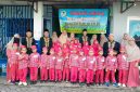 Para santri TKB PAUD-Qu Al-Falah bersama dewan penguji dan tenaga pendidik berfoto usai pelaksanaan munaqosyah akhir tahun ajaran 2025/2026 di Perumahan Sari Bumi Indah, Curug, Kabupaten Tangerang.