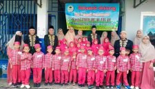 Para santri TKB PAUD-Qu Al-Falah bersama dewan penguji dan tenaga pendidik berfoto usai pelaksanaan munaqosyah akhir tahun ajaran 2025/2026 di Perumahan Sari Bumi Indah, Curug, Kabupaten Tangerang.