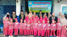 Para santri TKB PAUD-Qu Al-Falah bersama dewan penguji dan tenaga pendidik berfoto usai pelaksanaan munaqosyah akhir tahun ajaran 2025/2026 di Perumahan Sari Bumi Indah, Curug, Kabupaten Tangerang.