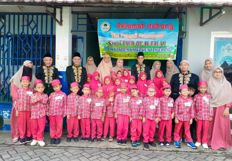 Para santri TKB PAUD-Qu Al-Falah bersama dewan penguji dan tenaga pendidik berfoto usai pelaksanaan munaqosyah akhir tahun ajaran 2025/2026 di Perumahan Sari Bumi Indah, Curug, Kabupaten Tangerang.
