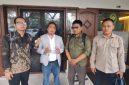 Tim kuasa hukum dari Kantor Hukum SM & Partners memberikan keterangan usai mediasi perkara perdata nomor 345/Pdt.G/2026/PN Tng di Pengadilan Negeri Tangerang, Senin (4/5/2026). Tampak Adv. Muhlisin (tengah) didampingi tim kuasa hukum lainnya.
