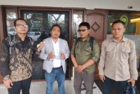 Tim kuasa hukum dari Kantor Hukum SM & Partners memberikan keterangan usai mediasi perkara perdata nomor 345/Pdt.G/2026/PN Tng di Pengadilan Negeri Tangerang, Senin (4/5/2026). Tampak Adv. Muhlisin (tengah) didampingi tim kuasa hukum lainnya.