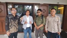 Tim kuasa hukum dari Kantor Hukum SM & Partners memberikan keterangan usai mediasi perkara perdata nomor 345/Pdt.G/2026/PN Tng di Pengadilan Negeri Tangerang, Senin (4/5/2026). Tampak Adv. Muhlisin (tengah) didampingi tim kuasa hukum lainnya.