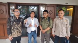 Tim kuasa hukum dari Kantor Hukum SM & Partners memberikan keterangan usai mediasi perkara perdata nomor 345/Pdt.G/2026/PN Tng di Pengadilan Negeri Tangerang, Senin (4/5/2026). Tampak Adv. Muhlisin (tengah) didampingi tim kuasa hukum lainnya.