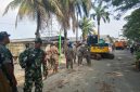 Personel gabungan TNI, Satpol PP, dan instansi terkait bersiaga saat proses pembongkaran bangunan liar di kawasan Jalan Raya Puri Jaya, Pasar Kemis.