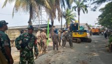 Personel gabungan TNI, Satpol PP, dan instansi terkait bersiaga saat proses pembongkaran bangunan liar di kawasan Jalan Raya Puri Jaya, Pasar Kemis.