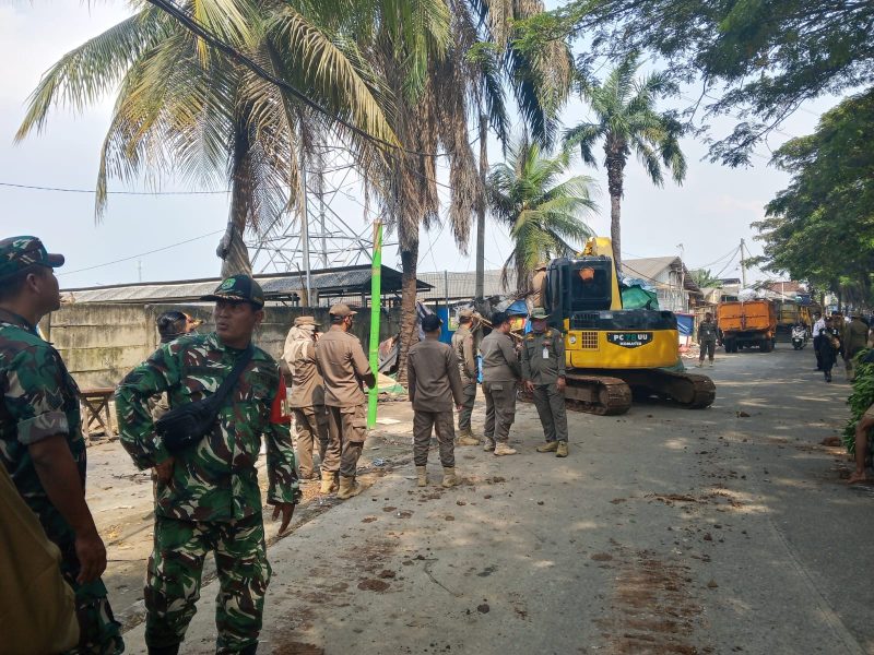 Personel gabungan TNI, Satpol PP, dan instansi terkait bersiaga saat proses pembongkaran bangunan liar di kawasan Jalan Raya Puri Jaya, Pasar Kemis.